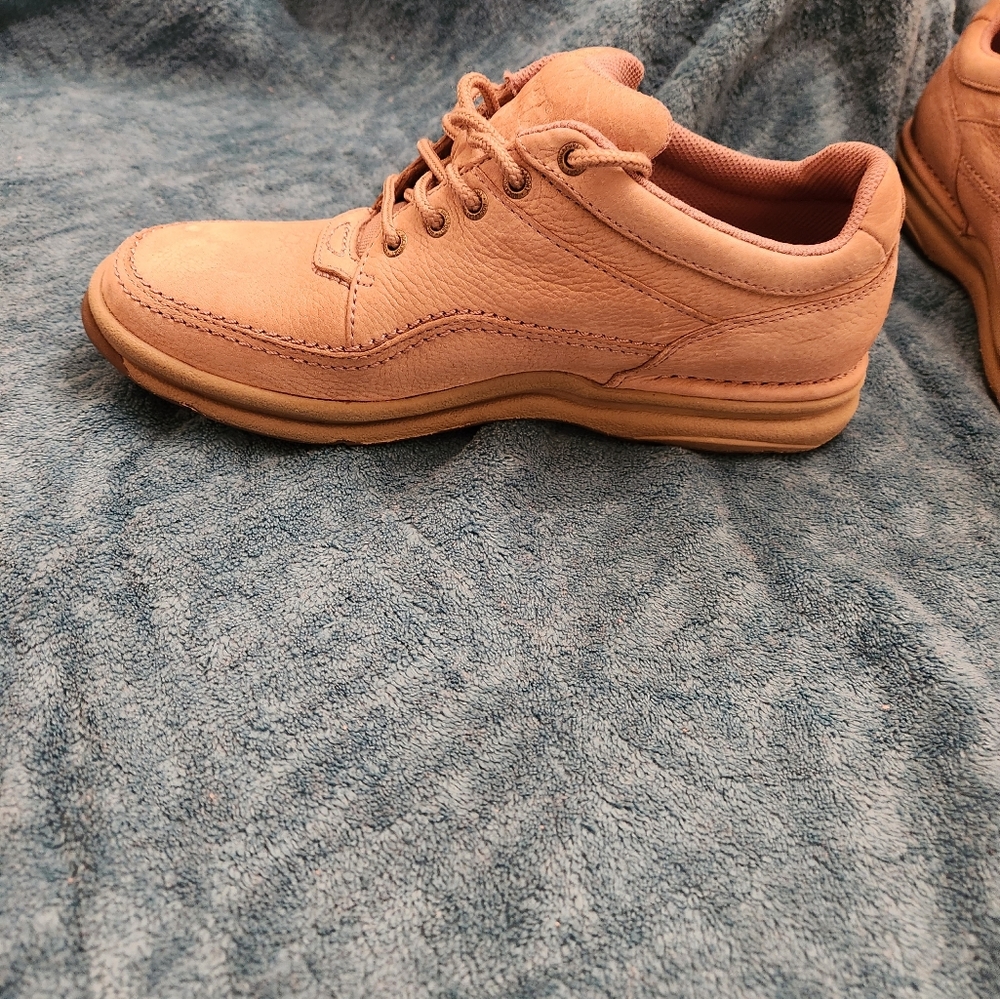 WOMEN COMFORTABLE SUPPORTIVE ROCKPORT SHOES. ONLY WORN ONCE. PET&SMOKE FREE HOME